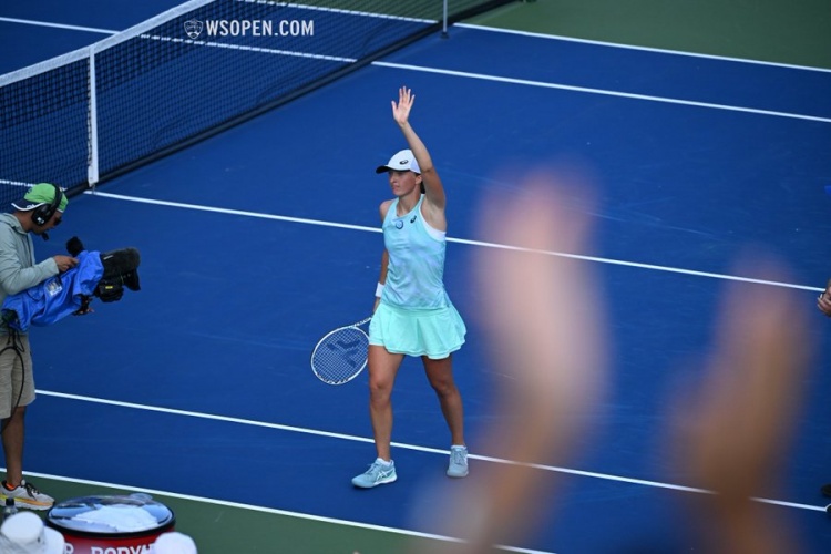 店排队的举 店排队的举